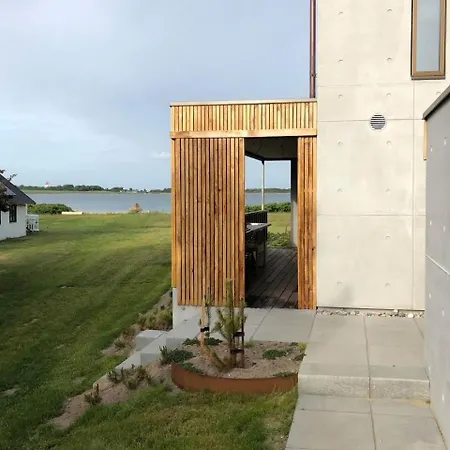 Fjord View In Modern In 別荘